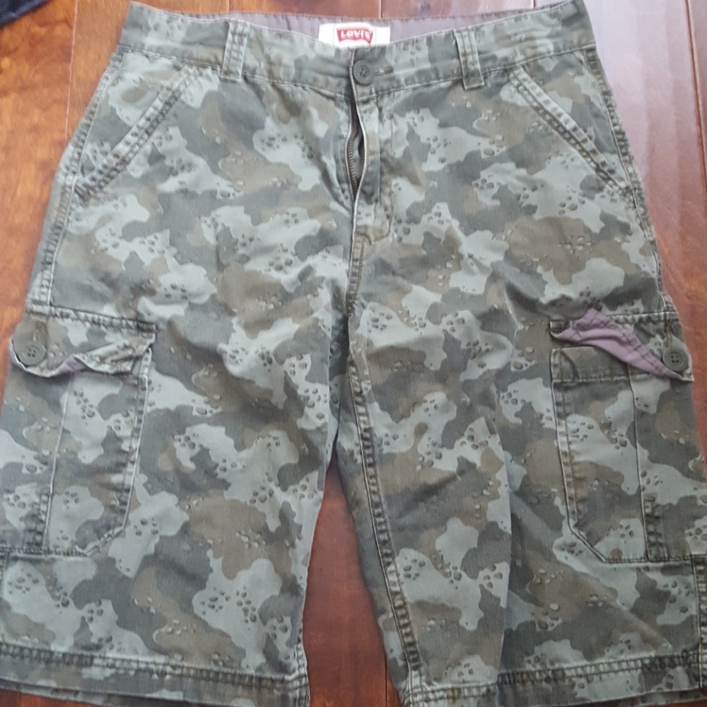 2 camo cargo shorts levis
